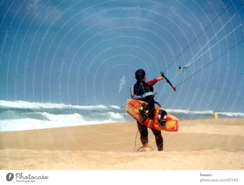 Seitenwind Kiting Kiter Strand Meer Wellen Neopren Barfuß Wassersport Sport Spielen line Seil vierleiner board Holzbrett Beginn los gehts Wind Sand tragen