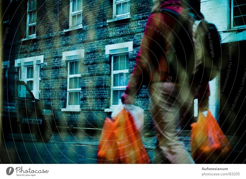 Souterrain kaufen Fenster Streetlife Mensch Gitter Aussicht Farbe Bags Blick Straße Kontrast orange window view street melancholic