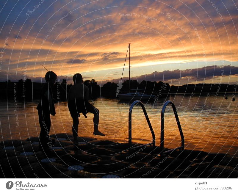 2 außer Rand und Band See Steg Wolken Kind Wasserfahrzeug Segelboot Dämmerung Angeln Wallersee Sonne Abenddämmerung Himmel Junge Silhouette