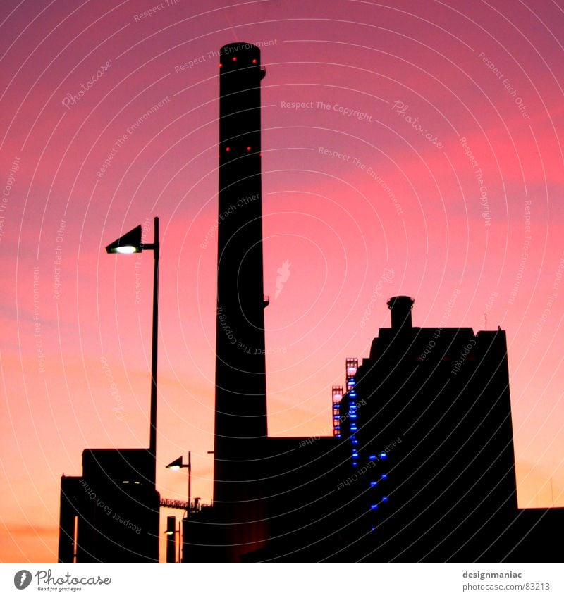 Love is back in town Physik Frankfurt am Main Lampe Horizont Sonnenuntergang Wolken violett schwarz rosa Gebäude dunkel Wolkendecke groß klein Hochhaus Licht