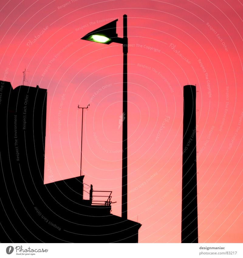 Zu mir oder zu dir? Physik Frankfurt am Main Lampe Horizont Sonnenuntergang Wolken violett schwarz rosa Gebäude dunkel Wolkendecke groß klein Hochhaus Licht