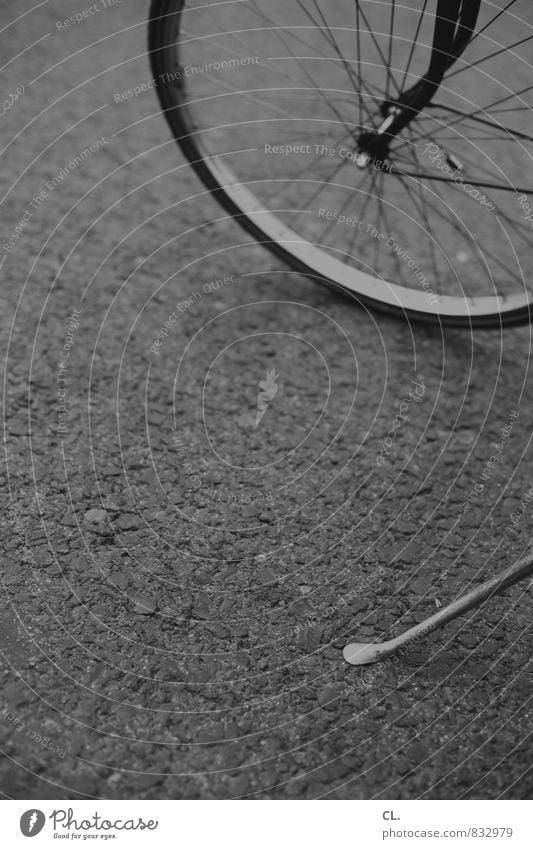 pause Verkehr Verkehrsmittel Fahrradfahren Straße Wege & Pfade Erholung Pause Fahrradständer Fahrradtour Fahrradweg Schwarzweißfoto Außenaufnahme Menschenleer