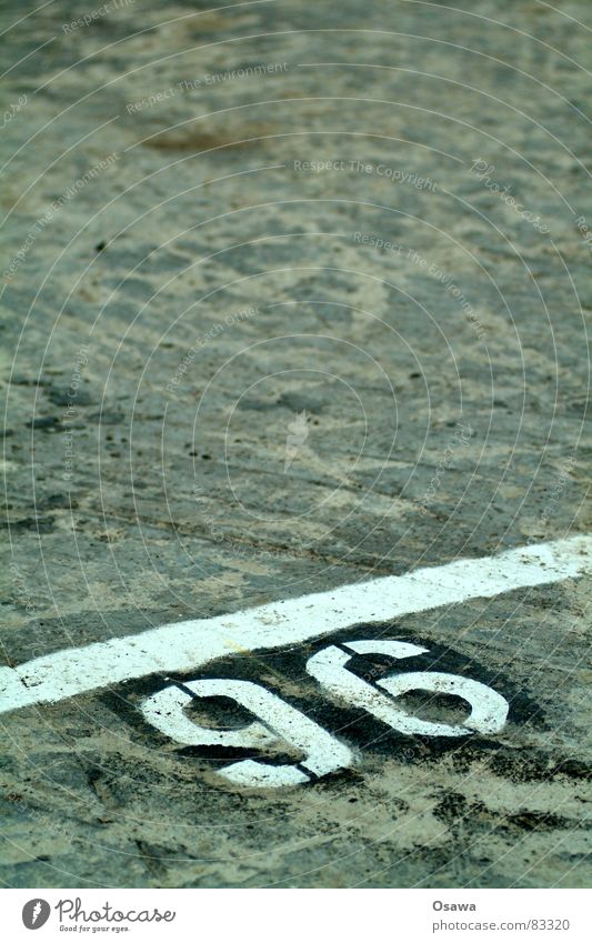 Parkplatz 96 Ziffern & Zahlen Asphalt parken Straßenbelag Grenze Abstellplatz Verkehrswege Straßenschäden Parkraumbewirtschaftung Parkplatzsex Schriftzeichen