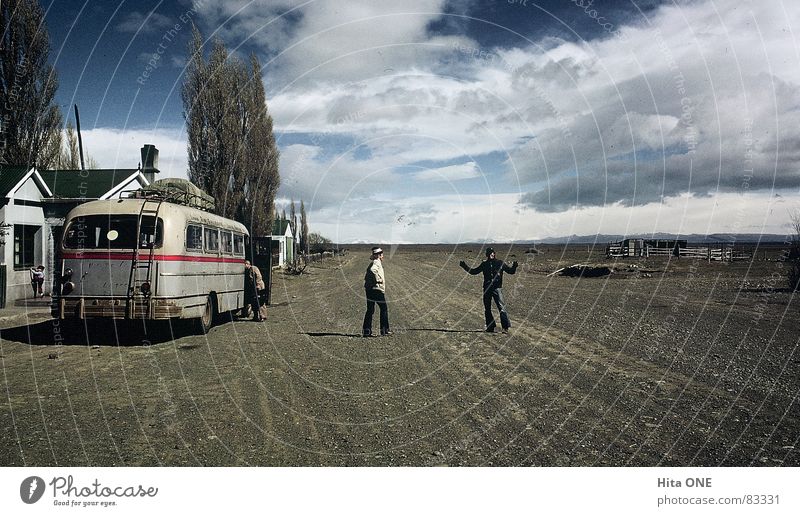 Fugplatz Armut Zypresse Strukturen & Formen Flugplatz Wagen veraltet Nostalgie Wolken winken Bus schmucklos antik Kiste PKW Schrott armselig Wüste leer Mensch