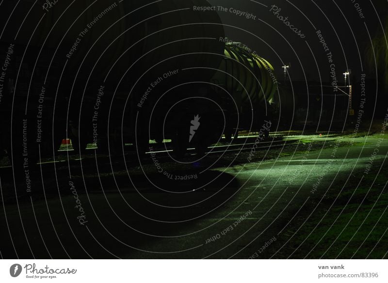 stille Fracht Eisenbahn Gleise dunkel Licht Asphalt Stahl Beton kalt Ware Gewicht stilllegen Industrie Güterwagon train yard Schatten db Einsamkeit ruhig