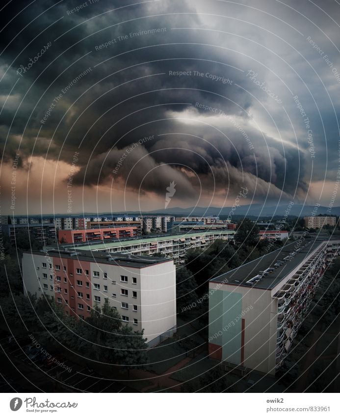 Blockbuster Natur Urelemente Luft Gewitterwolken Horizont Wetter schlechtes Wetter Sturm Bautzen Deutschland Kleinstadt Stadtrand bevölkert Haus Wohnblöcke