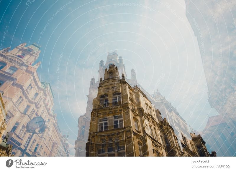 mehr als nur Fassade Architektur Wolkenloser Himmel Prag Altstadt Eckgebäude Uhr historisch Nostalgie Doppelbelichtung Weltkulturerbe doppelt gemoppelt