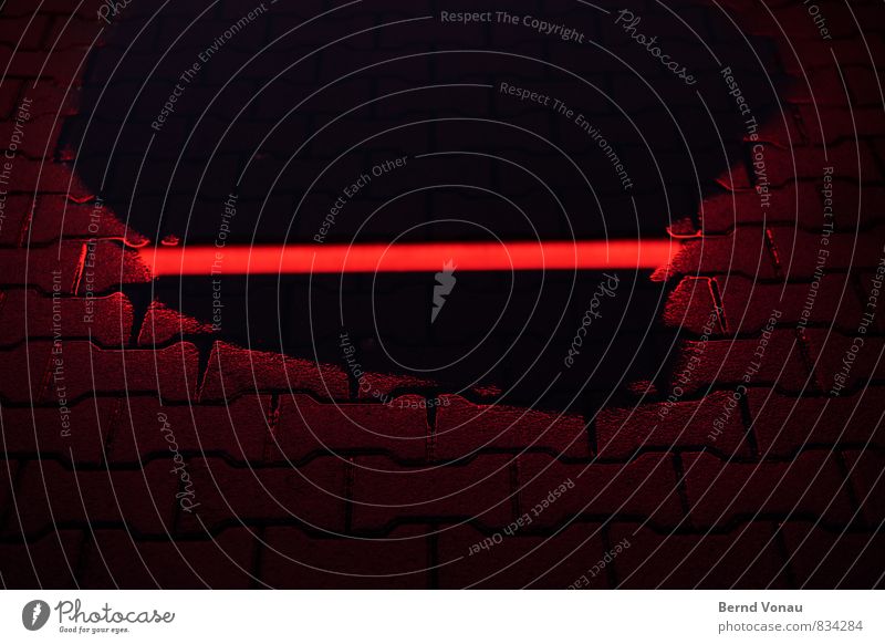 Lichtschranke Schranke Leuchtdiode orange Barriere Pflastersteine pflaster schwarz Nacht Parkplatz Verkehr Linie Kunstlicht Außenaufnahme Wasser Pfütze Regen