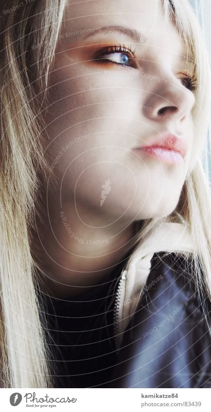 blick aus dem fenster blond Frau feminin verträumt Denken Fenster trist schön Porträt Innenaufnahme Dame Junge Frau charmant Blick ästhetisch angenehm Aussicht