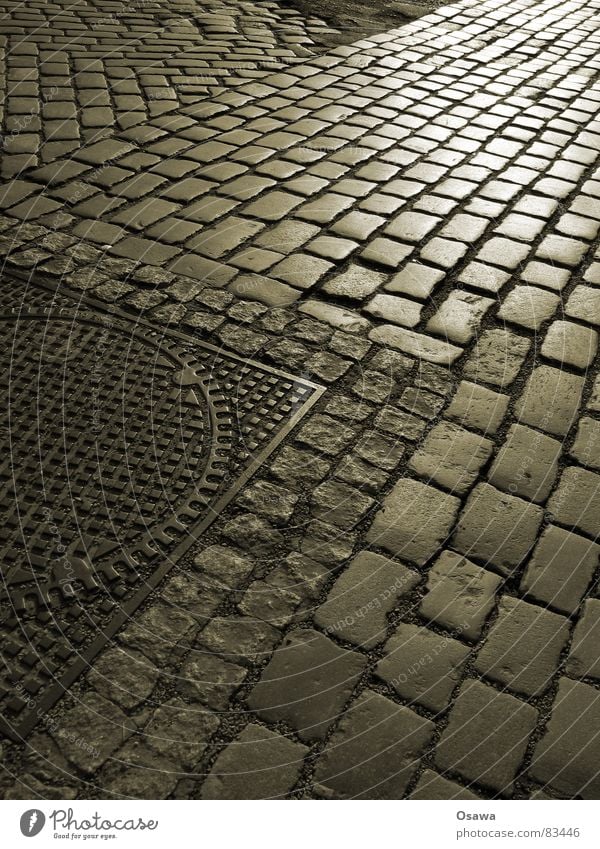 Kopfsteinpflaster Straßenbelag Strukturen & Formen Gully Granit Stahl Fuge Zufahrtsstraße Reflexion & Spiegelung Straßenverkehr Fernstraße Landstraße Gasse