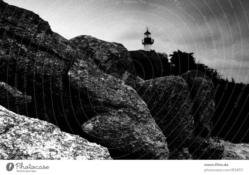 leuchtturm Felsküste Leuchtturm Küste Bretagne Frankreich Meer Ebbe Felsvorsprung Strand Felsen Schwarzweißfoto Insel an der küste