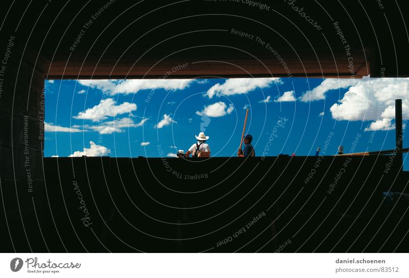 Bauarbeiter mit Hut Wolken Hausbau Fenster Cowboy Arbeit & Erwerbstätigkeit Handwerk Einfamilienhaus Montage Akkord Mitarbeiter Fensterbrett Maurerhandwerk