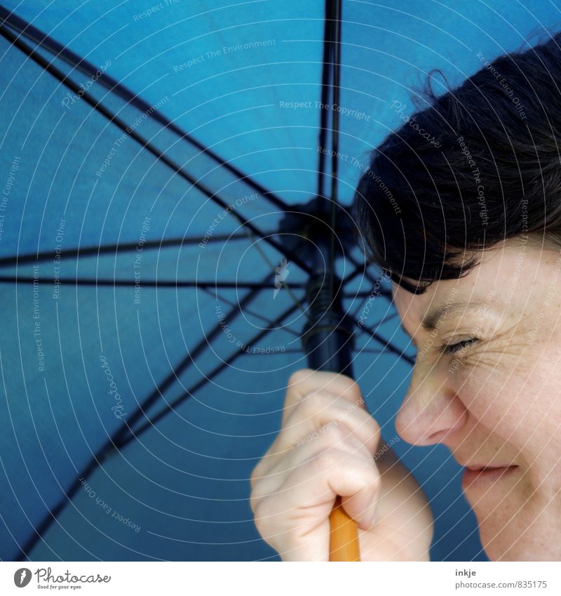 Q wie Qackwetter Lifestyle Freizeit & Hobby Ausflug Frau Erwachsene Leben Gesicht Hand 1 Mensch 30-45 Jahre Klima Klimawandel Wetter schlechtes Wetter Sturm