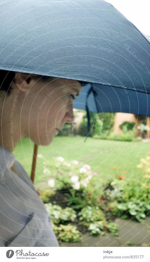 wechselhaft Lifestyle Stil Freizeit & Hobby Ausflug Garten Frau Erwachsene Leben Gesicht 1 Mensch 30-45 Jahre Sommer Klima Klimawandel Wetter Regen Regenschirm