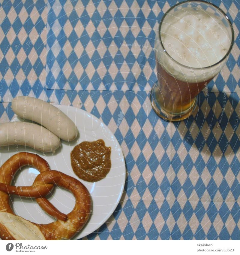 viel spaß beim auszutzeln Lebensmittel Fleisch Wurstwaren Ernährung Frühstück Mittagessen Abendessen Alkohol Bier Teller Wärme Glas frisch kalt lecker süß blau