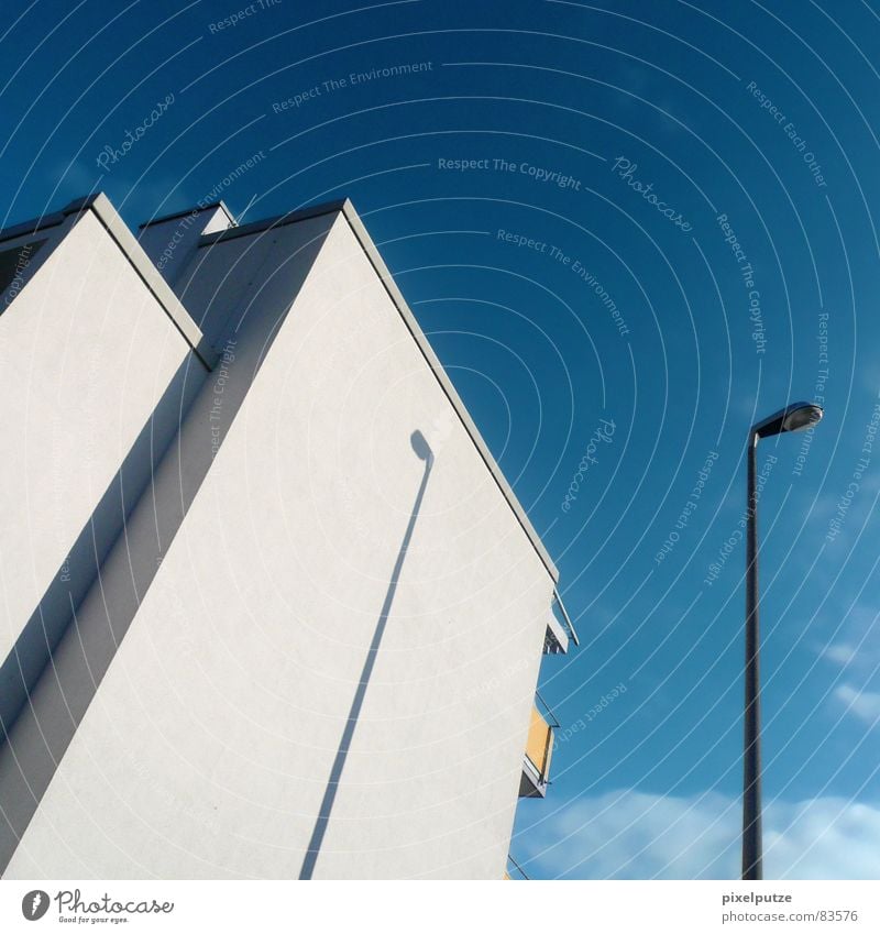 schattenseiten Wohnung stürzend werfen Haus Hochhaus Fassade Wand Balkon Ecke dezent gelb türkis grau schwarz Wolken Wolkenhimmel Lampe Laterne Licht Neubau