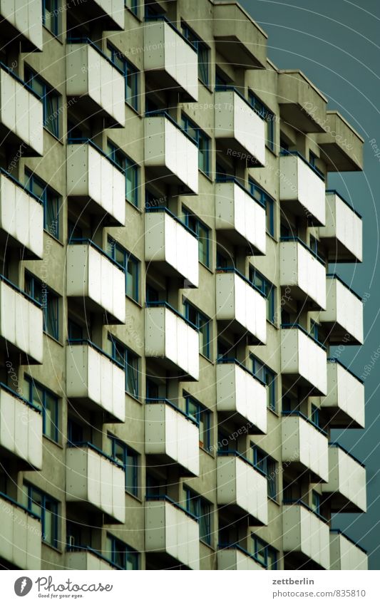 Wohnhochhaus Architektur Berlin Stadt Deutschland Hauptstadt Sommer Städtereise Tourismus Wahrzeichen Mitte Haus Hochhaus Bürogebäude Balkon Quader Ecke eckig