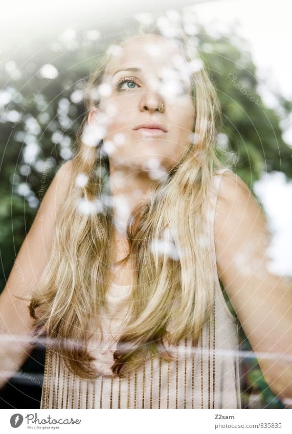 Junge Frau sieht verträumt aus dem Fenster elegant Stil schön feminin Jugendliche 18-30 Jahre Erwachsene Natur Sommer Schönes Wetter Pflanze Baum Sträucher Mode