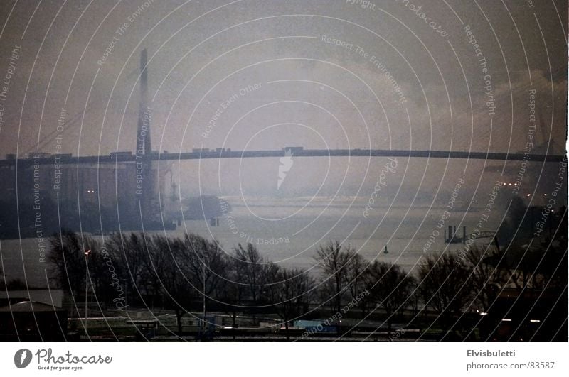 Überführung Nebel schlechtes Wetter Vignettierung Brücke Altona Aussicht Elbe Hafen transit