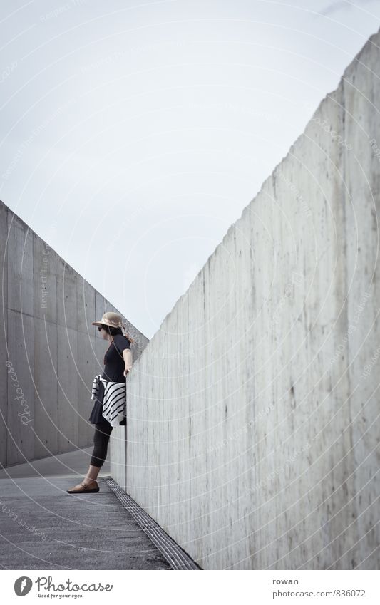 anlehnen Mensch feminin Junge Frau Jugendliche Erwachsene 1 Bauwerk Gebäude Architektur Mauer Wand Stadt grau Beton hart Wege & Pfade Asphalt modern einzeln