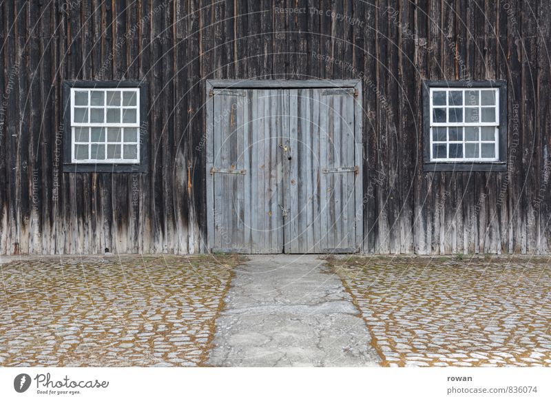 scheune Dorf Bauwerk Gebäude Mauer Wand Fassade Fenster Tür alt Scheune Scheunentor Eingang Eingangstor Holzfassade Bauernhof Landleben Farbfoto Außenaufnahme