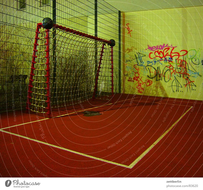 Spielplatz {m} = playground Eckstoß Tartan Vakuum Generationskonflikt Fußballtor Strafraum Wand Nacht Spielen Ballsport Fußballmannschaft Tod leer rot