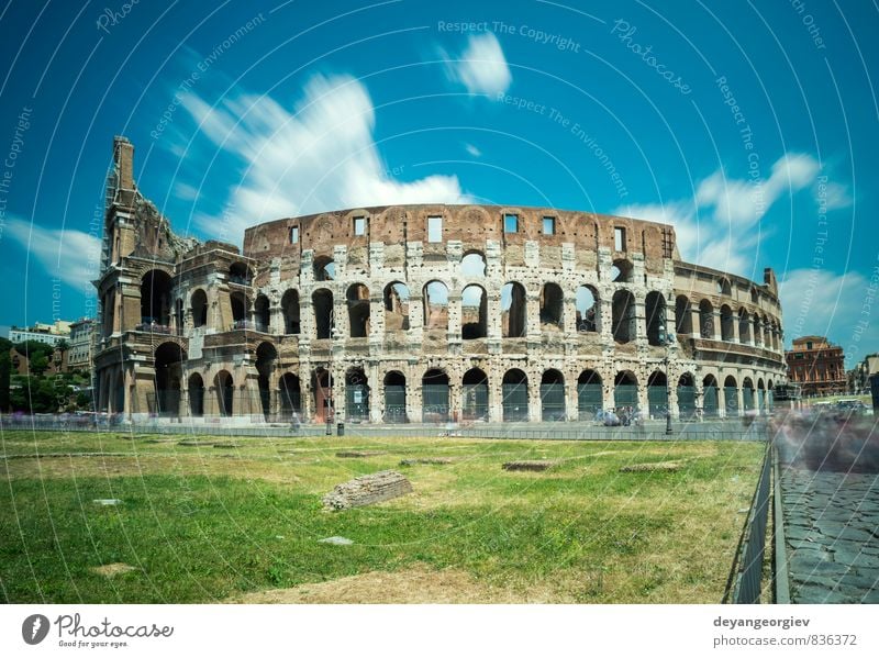 Das Kolosseum in Rom Ferien & Urlaub & Reisen Sommer Stadion Theater Kultur Himmel Gras Ruine Gebäude Architektur Denkmal Stein alt historisch blau Italien