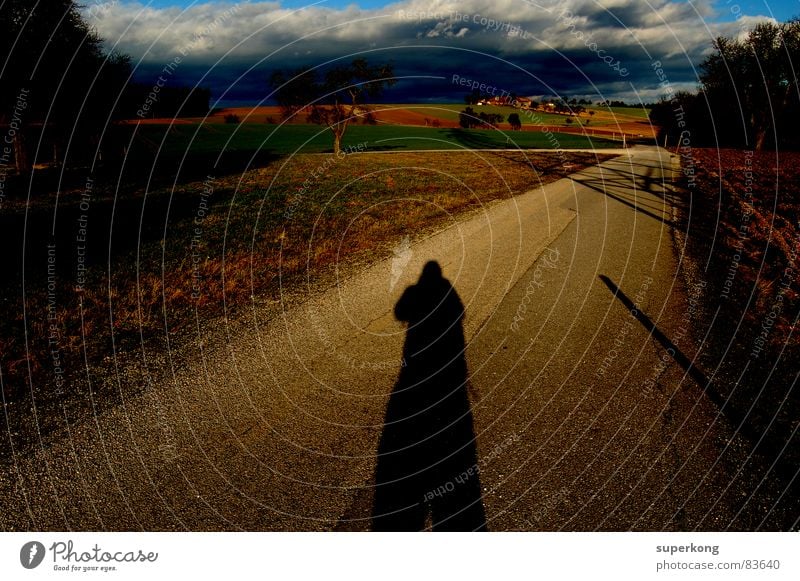 Shadow Spaziergang Herbst Jahreszeiten wandern Regen Alm ländlich Landstraße verdunkeln gehen Herbstbeginn Schatten Sommer Wege & Pfade Mensch Richtung