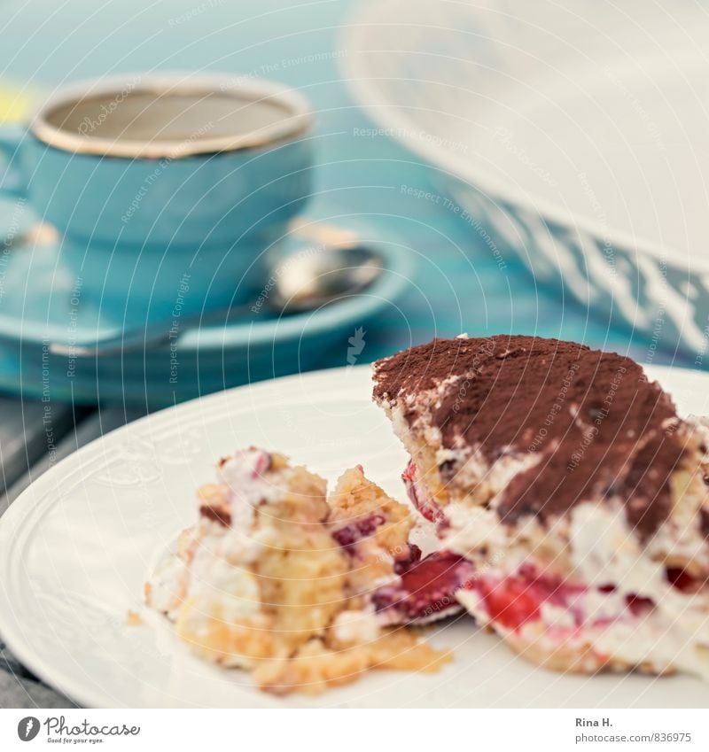 SommerTiramisu Milcherzeugnisse Dessert Italienische Küche Geschirr Teller Tasse lecker süß Lebensfreude genießen Erdbeeren Kaffeetasse Farbfoto Außenaufnahme