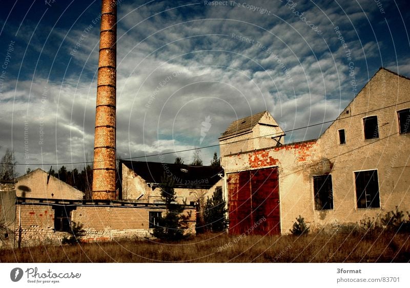 exFabrik Ruine Gemäuer Leerstand Osten Gebäude Wolken Sonne Demontage ruhig Menschenleer verfallen Industrie Vergänglichkeit Schornstein Einsamkeit Himmel