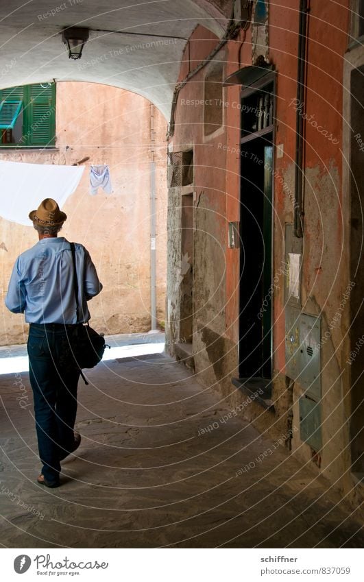 Schlübberjagd Mensch maskulin Mann Erwachsene 1 gehen Spaziergang Suche Erholung Dorf Ortszentrum Altstadt historisch Historische Bauten Wäscheleine Unterhose