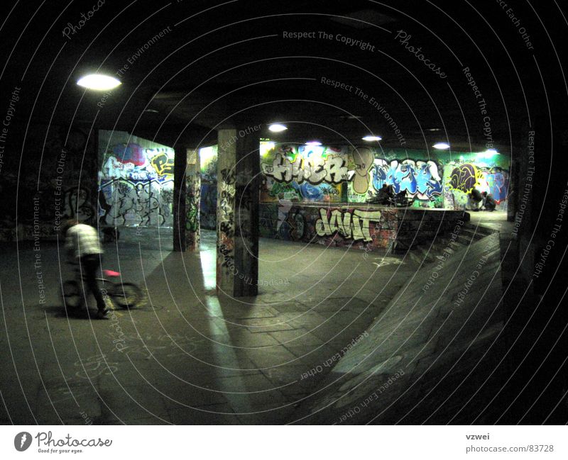 Skateboard and BMX Park Fahrrad Nacht Graffiti Pubertät Umgebung Spielen Skaterpark Embankment grafitti Menschengruppe Jugendliche Bunker unterstand