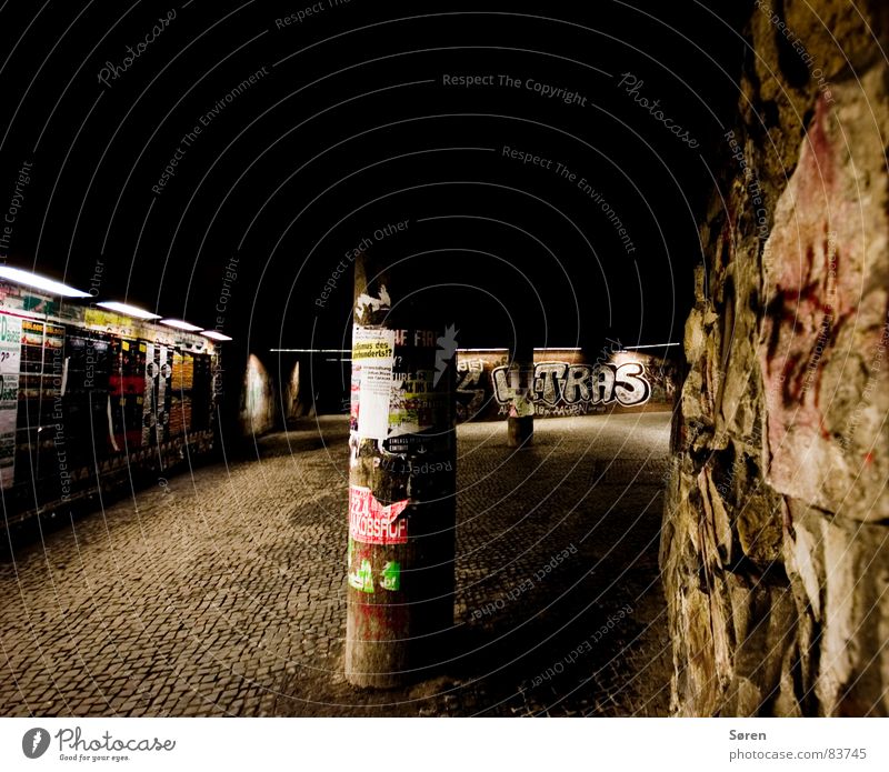 Ghetto plakatieren Aachen Litfaßsäule Wand Neonlicht dunkel Mauer Plakat Nacht Weitwinkel Einsamkeit Tunnel Stadt schädlich Obdachlose Wandmalereien Angsthase