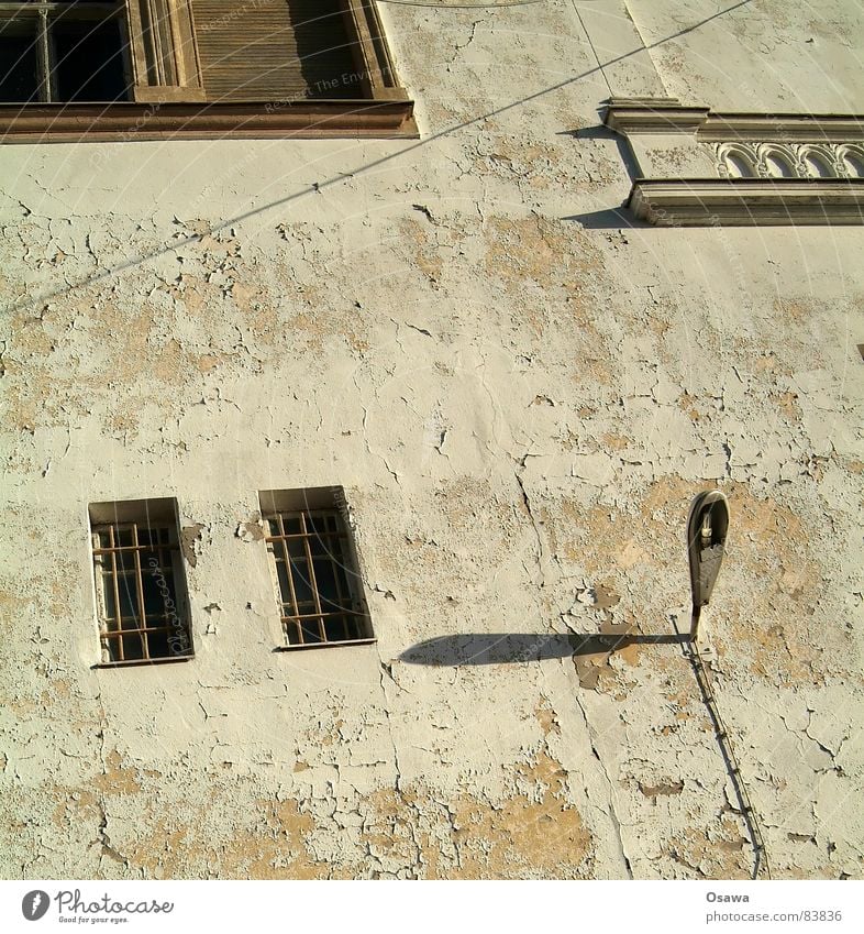 Wand mit Fenster und Laterne Bildhauer Haus Gebäude Gitter Straßenbeleuchtung Licht Anstrich abblättern Grunge Patina Putz massiv Villa Rollladen Fensterladen