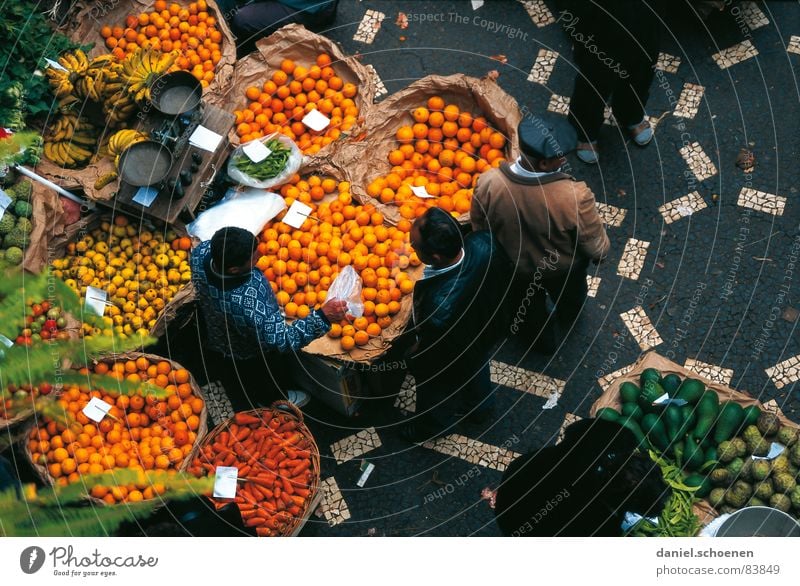 Markt Banane Spanien Italien Portugal Händler Orange Zitrone Vitamin mehrfarbig Mann Waage Gemüsemarkt Wochenmarkt Mittelmeer Ernährung gelb Frucht Europa