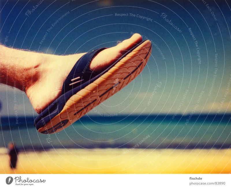 ach.. wenn doch schon sommer wär Badelatschen Sommer Strand Meer Barfuß Horizont gelb Erholung Pause Sonnenbad Badestelle blaues meer sun Fuß foot sea ocean