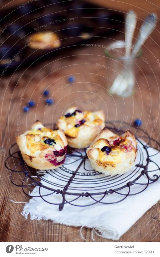 Muffins Lebensmittel Teigwaren Backwaren Kuchen Dessert Ernährung Gabel lecker süß Törtchen Backblech Blaubeeren Serviette Holztisch Foodfotografie Farbfoto