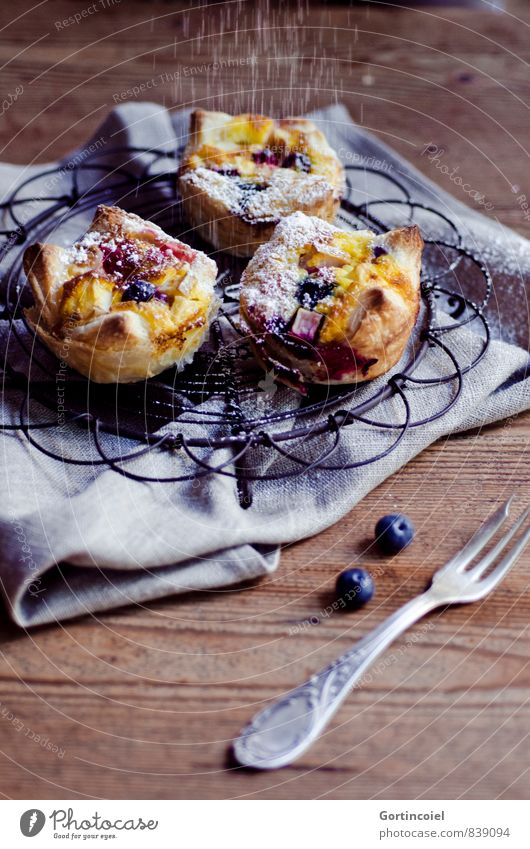 Törtchen Lebensmittel Teigwaren Backwaren Kuchen Dessert Süßwaren Ernährung Kaffeetrinken Slowfood Gabel lecker süß Muffin Blaubeeren Puderzucker Serviette