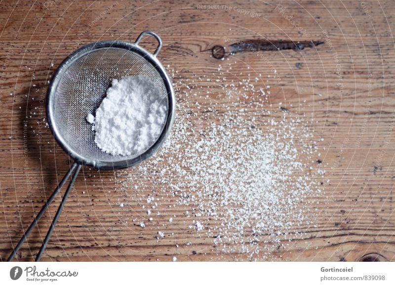 Puderzucker Dessert Süßwaren Ernährung süß Zucker Sieb Holztisch Foodfotografie Farbfoto Gedeckte Farben Innenaufnahme Textfreiraum rechts backen verschönern