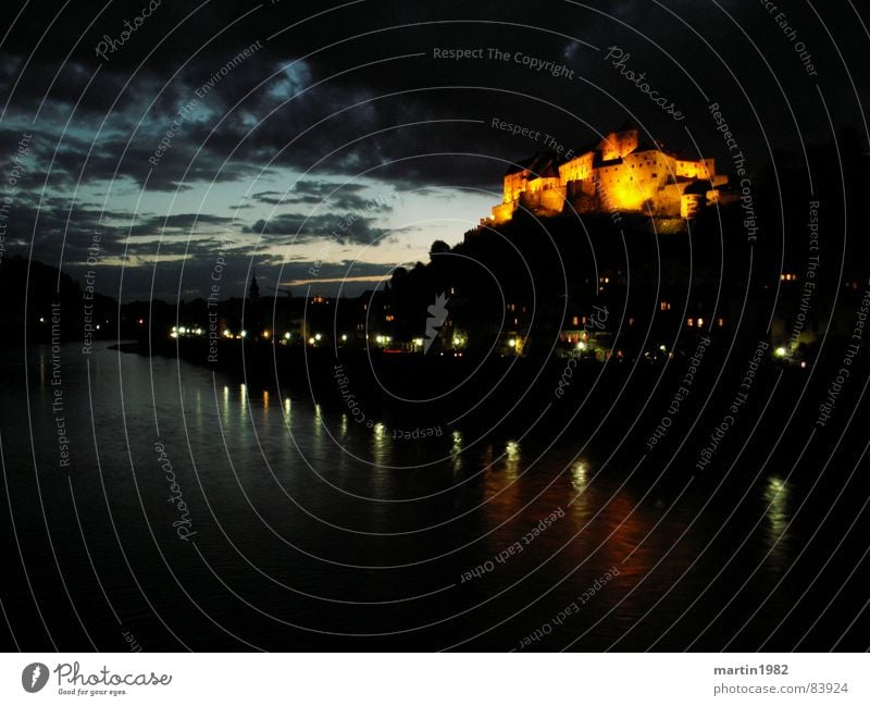 Burghausen Salzach Nacht Bayern Österreich Grenze dunkel Licht Langzeitbelichtung Festung Wolken Himmel Fluss Wasser Deutschland Burg oder Schloss