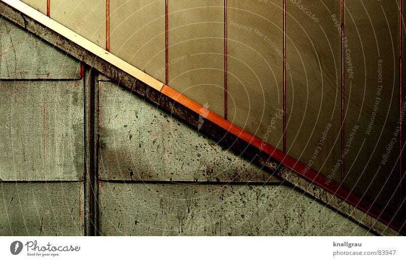 oxidating colours Lister Meile Metallbau geradeaus rausfahren Messingschild Rolltreppe Fassade Wandmalereien Wetter Innenarchitektur glänzend rot grün spritzen