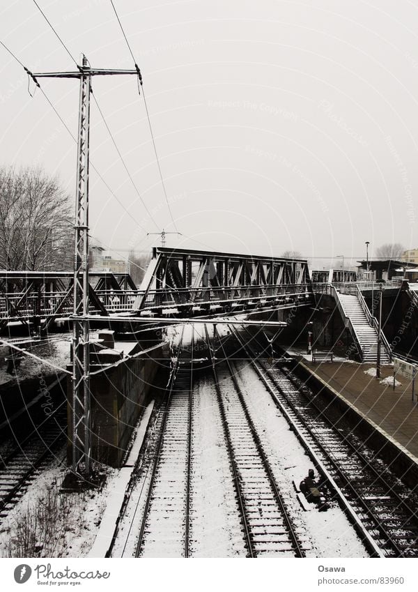 Ostkreuz Eisenbahnschwelle Eisenbahnbrücke Gleise S-Bahn Öffentlicher Personennahverkehr Bahnsteig Oberleitung Träger Stahlträger kalt grau trüb Station bezogen