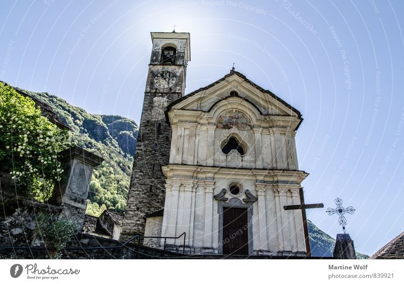 Santa Maria degli Angeli Lavertezzo Verzasca Tal Kanton Tessin Schweiz Europa Dorf Kirche Kreuz Stimmung Farbfoto Außenaufnahme Menschenleer Morgen Gegenlicht