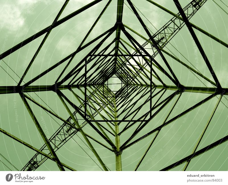 Stahlriese Froschperspektive Industrie Energiewirtschaft Himmel bedrohlich Kraft gefährlich Elektrizität Gitter Steckdose Versorgung Stromschlag Tag