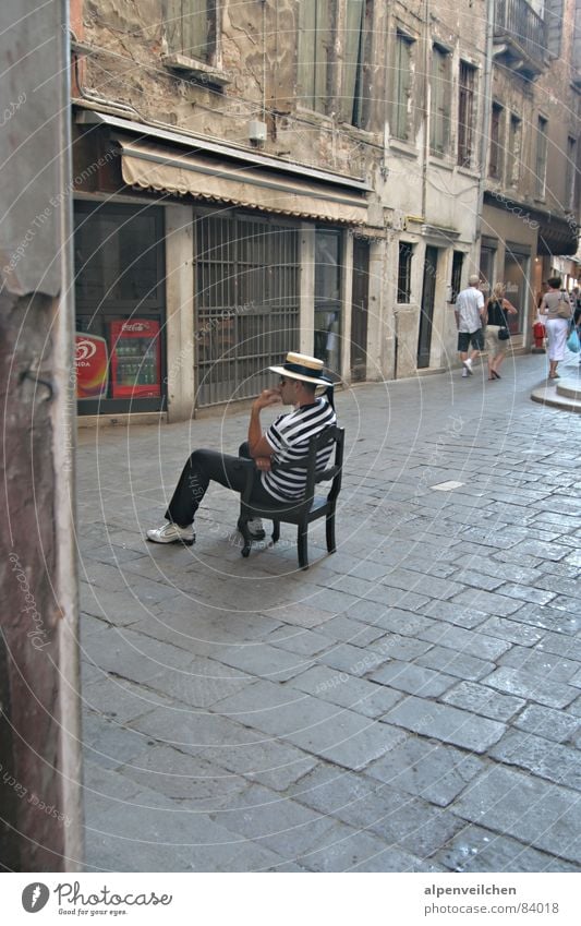 warten auf Kundschaft ... Venedig Italien Ferien & Urlaub & Reisen Langeweile Stuhl Gasse Gondoliere Fußgängerzone Platz geduldig einheimisch Stadtbewohner