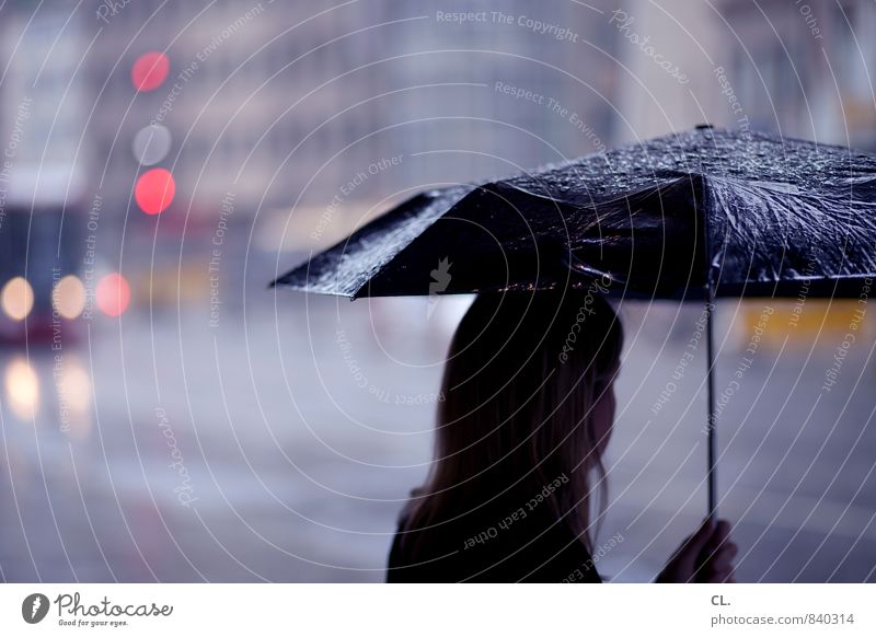 das ganze jahr april Mensch feminin Junge Frau Jugendliche Erwachsene Leben 1 30-45 Jahre Klima schlechtes Wetter Unwetter Regen Stadt Verkehr Fußgänger Straße