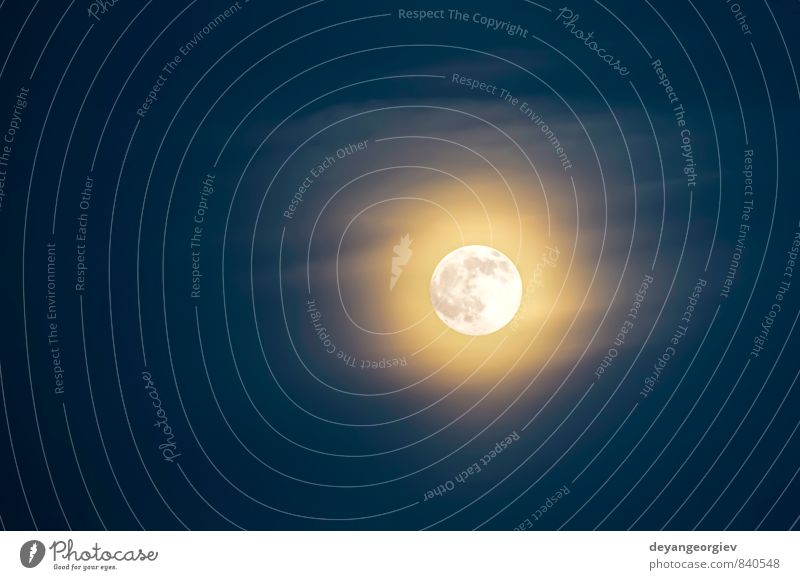 Mond auf dem Hintergrund des blauen Himmels Halloween Natur Wolken dunkel hell gelb schwarz Farbe geheimnisvoll satt Mondschein Raum Licht glühend Astronomie