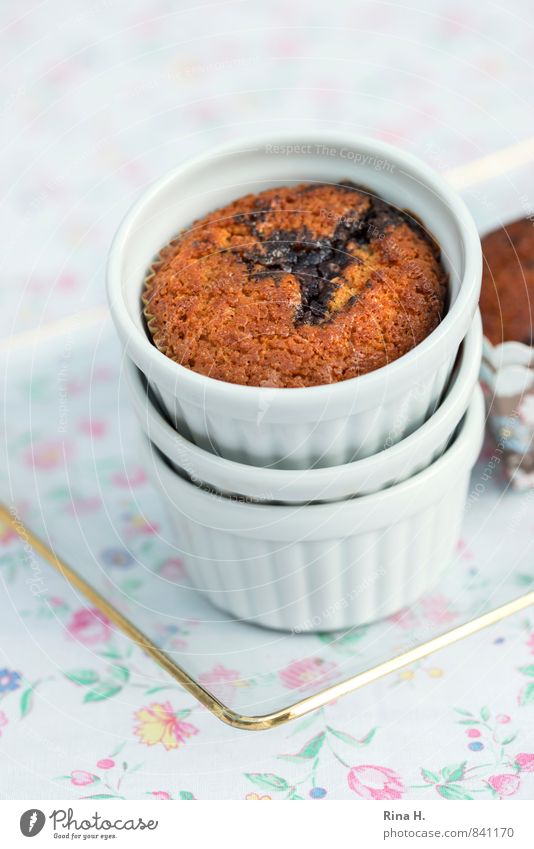 KirschMohn III Teigwaren Backwaren Geschirr hell lecker süß genießen Food Muffin Backform Tischwäsche Blumenmuster Farbfoto Menschenleer Schwache Tiefenschärfe