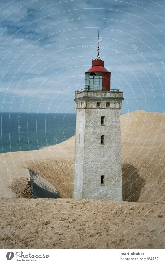 leuchtturm mehrere himmelblau Leuchtturm Licht Lampe Sicherheit Meer Strand blau-grün beige gelb rot verfallen untergehen nordisch ruhig Meerwasser Wachdienst