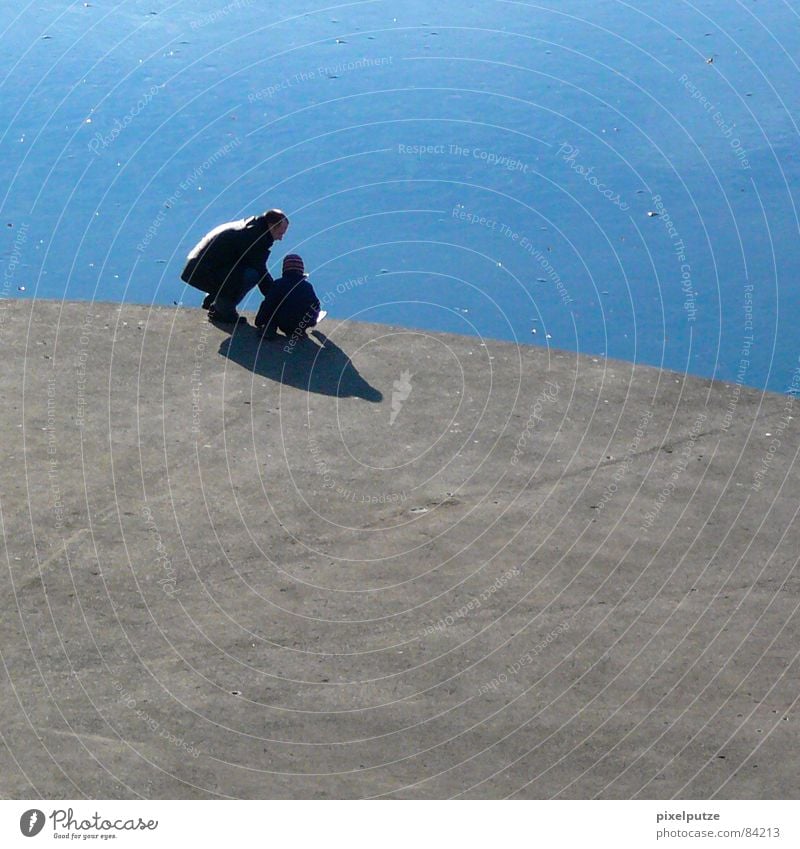 eiskalte spielchen ||| See Eisverkäufer Runde Sache Geplätscher Beton hart rund Plattform Vater Tochter Kind stehen Schatten geschwungen lecker Eisscholle